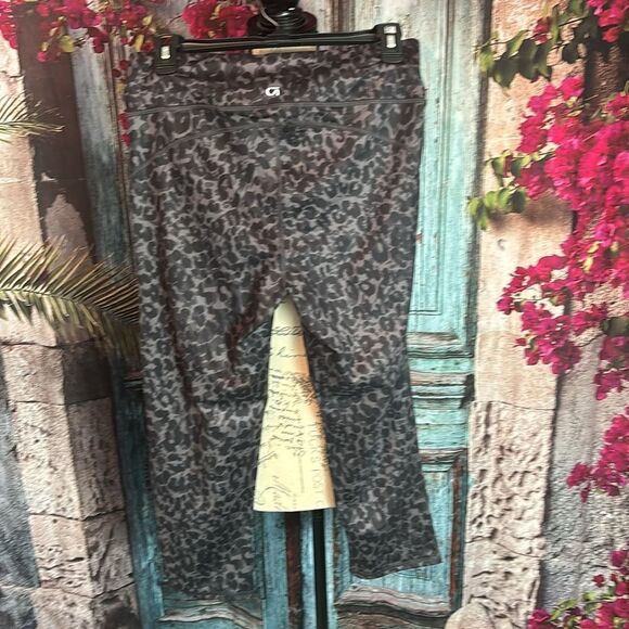 Gap Gapfit animal print Capri leggings, size‎ medium, excellent condition - Picture 5 of 7